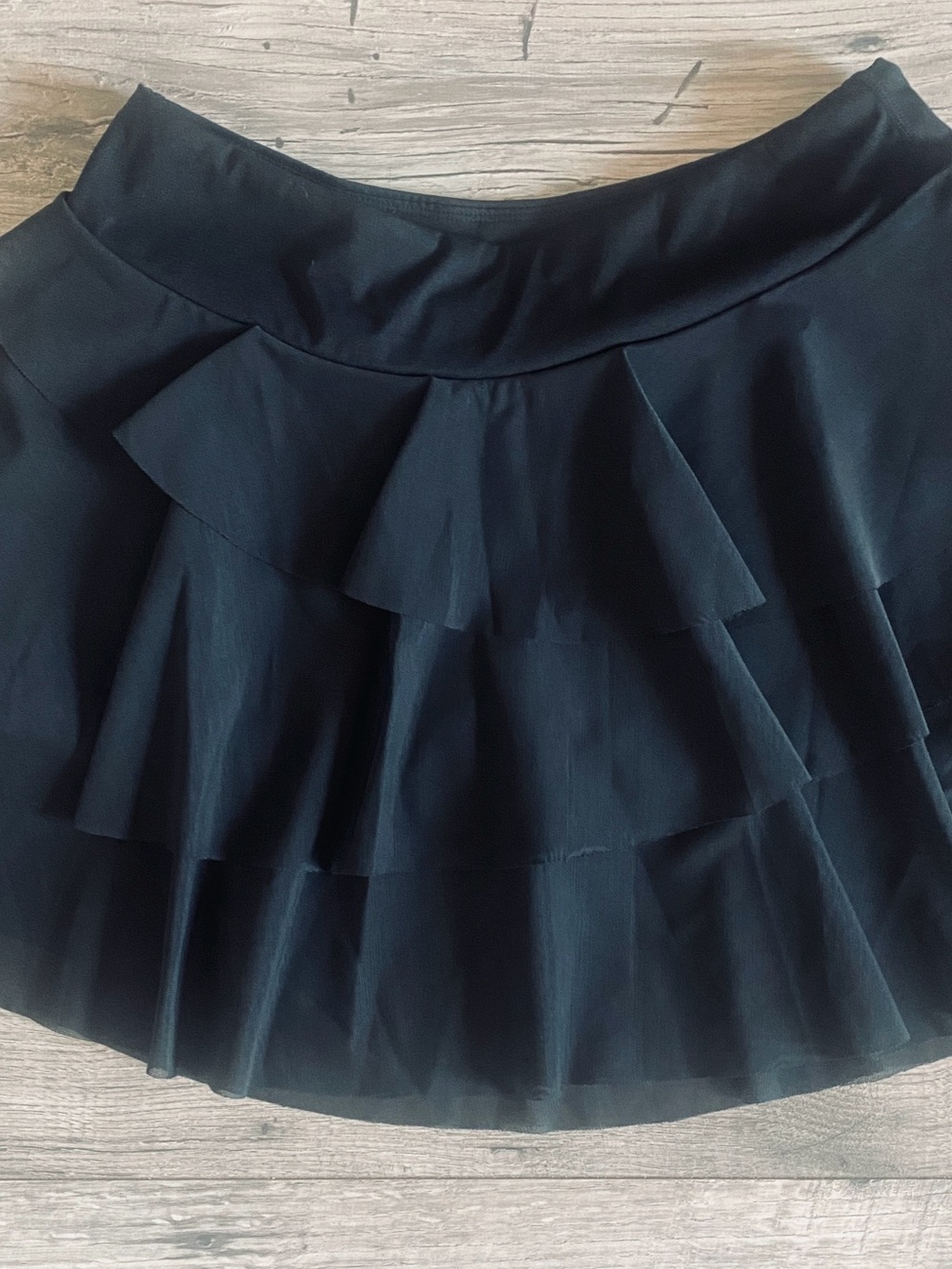 LARGE.  HALARA TUMMY CONTROL 3 TIERED MESH 2 IN 1 SKORT